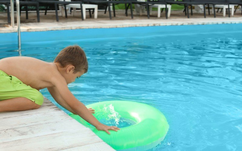 Cinco dicas para evitar afogamento de crianças na piscina de casa