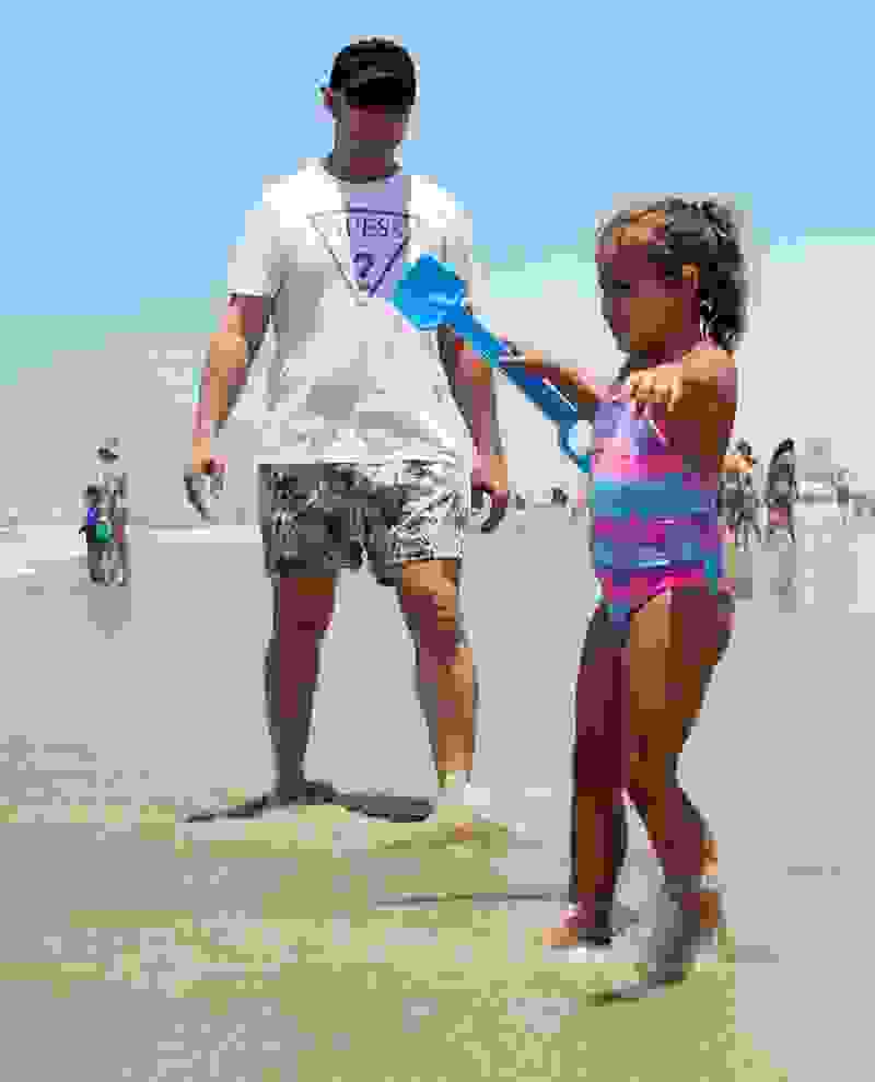 Rodrigo Vargas com a filha Manuela na praia de Imbé