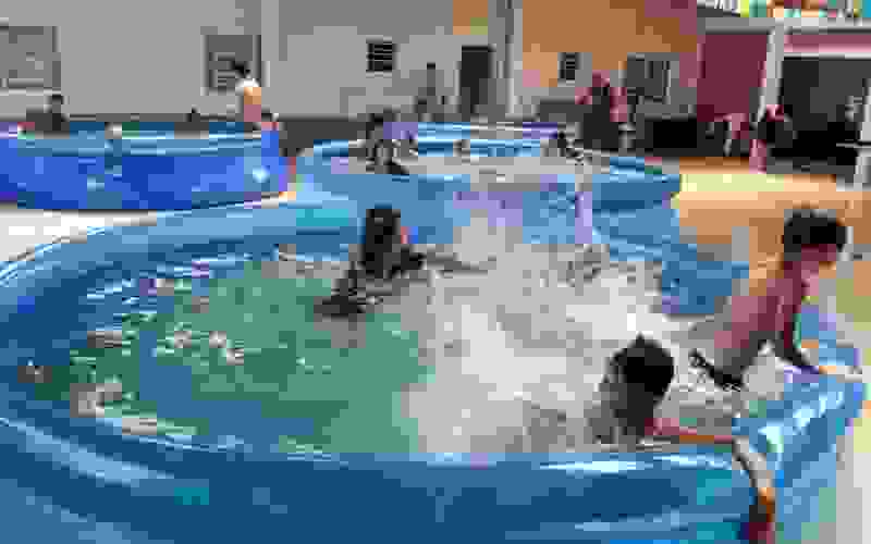 Na Ammep, oficina de verão oferece piscinas para educandos duas vezes por semana