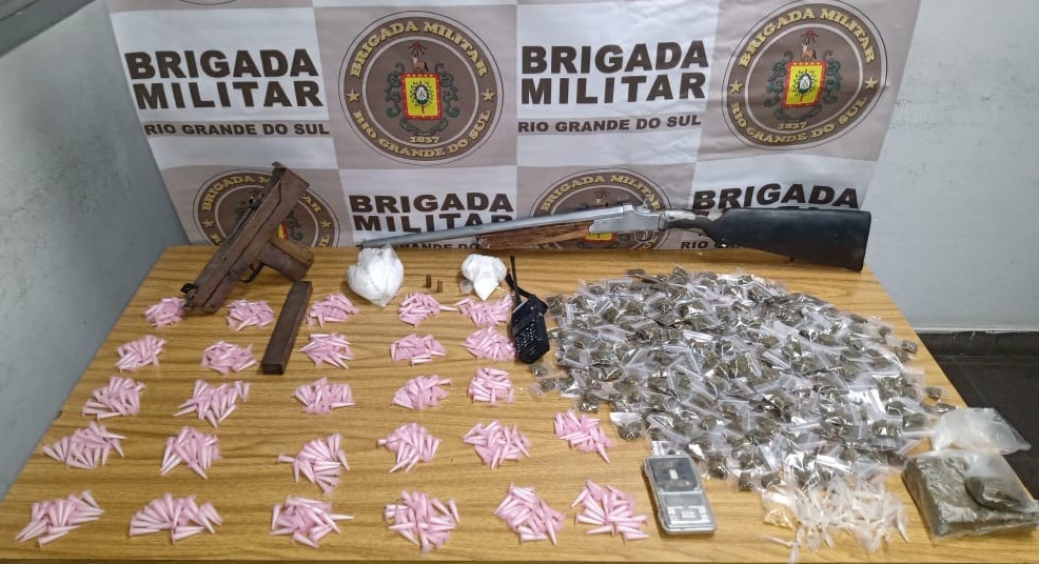 Adolescente é Apreendida Com Drogas Armas E Munições Em Esteio Região Jornal Vs 