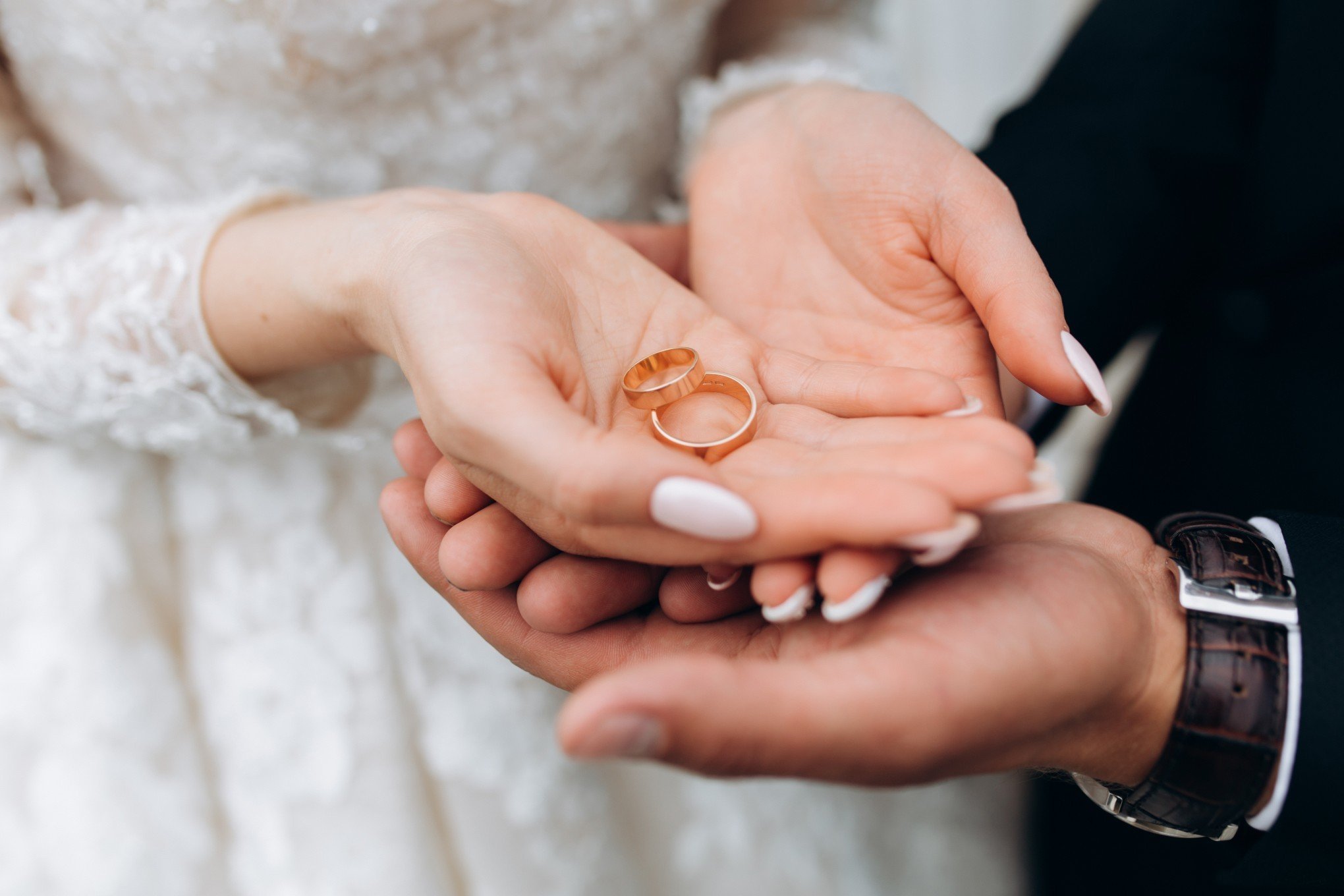 who holds wedding rings during ceremony