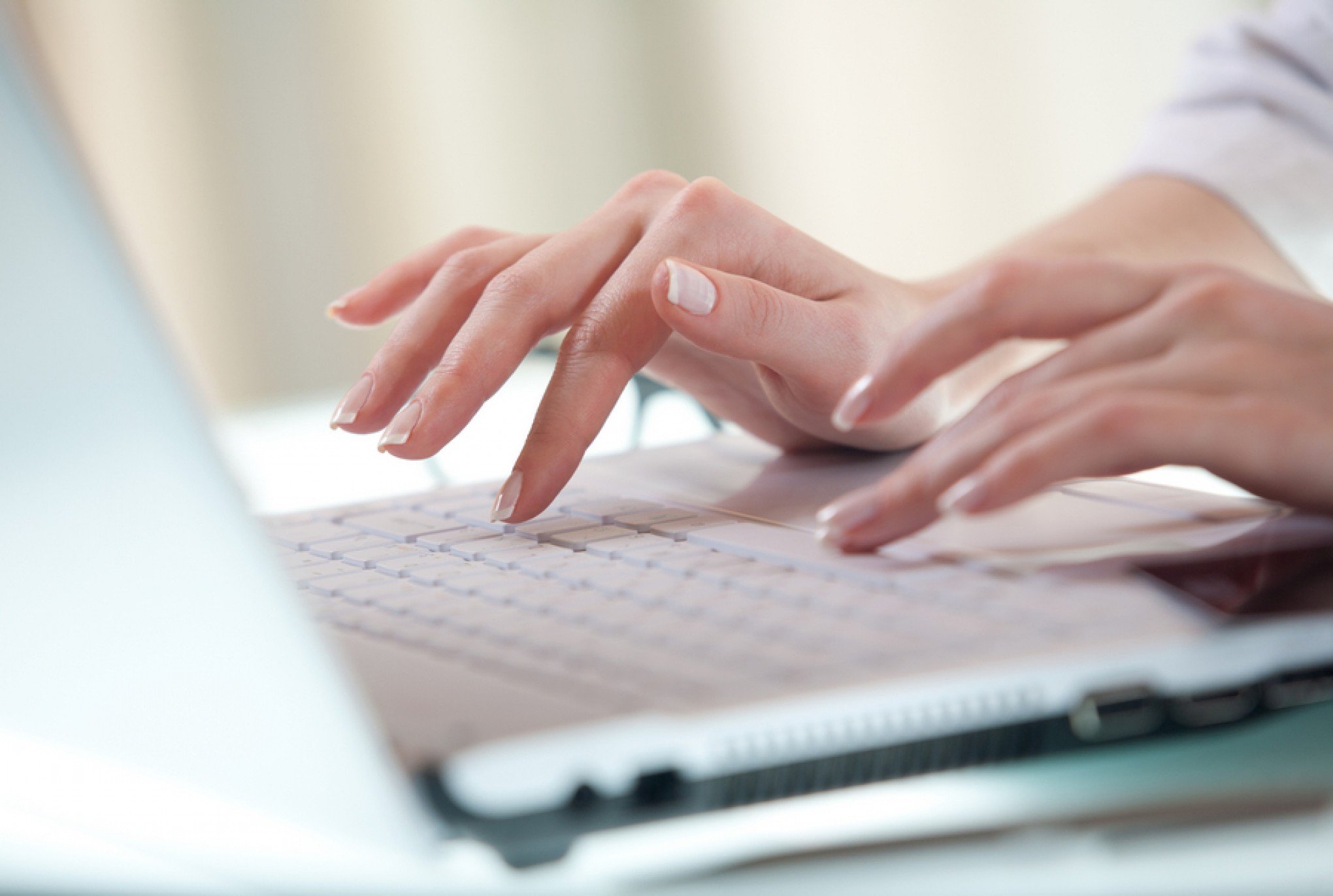 Человек набирает текст. Женские руки на клавиатуре. Ноутбук руки. Девушка печатает на клавиатуре. Набор текста.