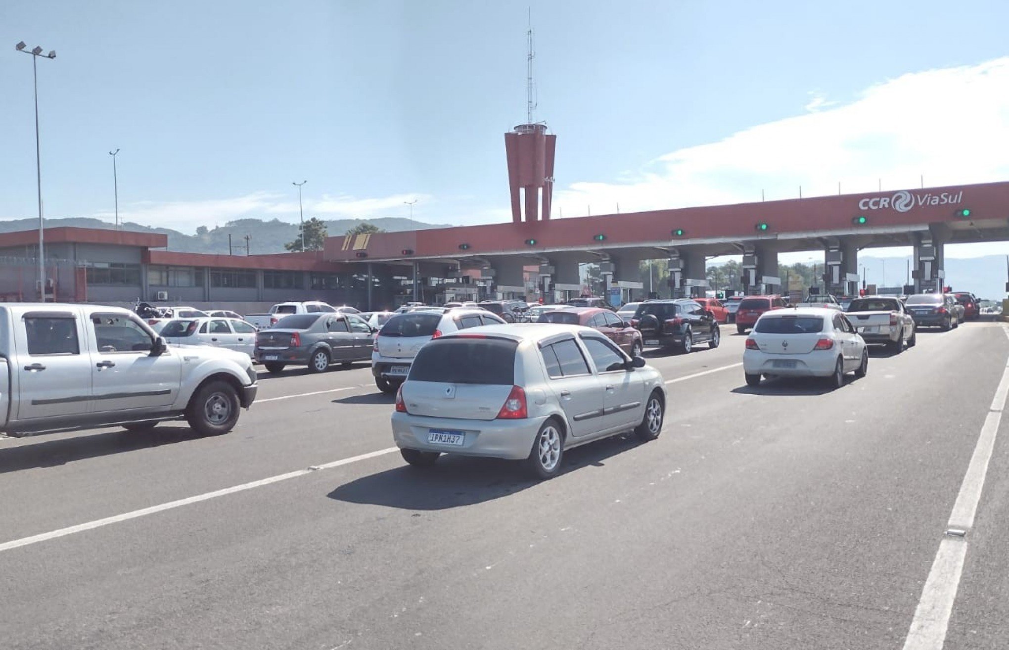 FREE WAY: Acidente grave com capotamento deixa feridos após colisão em cancela de pedágio