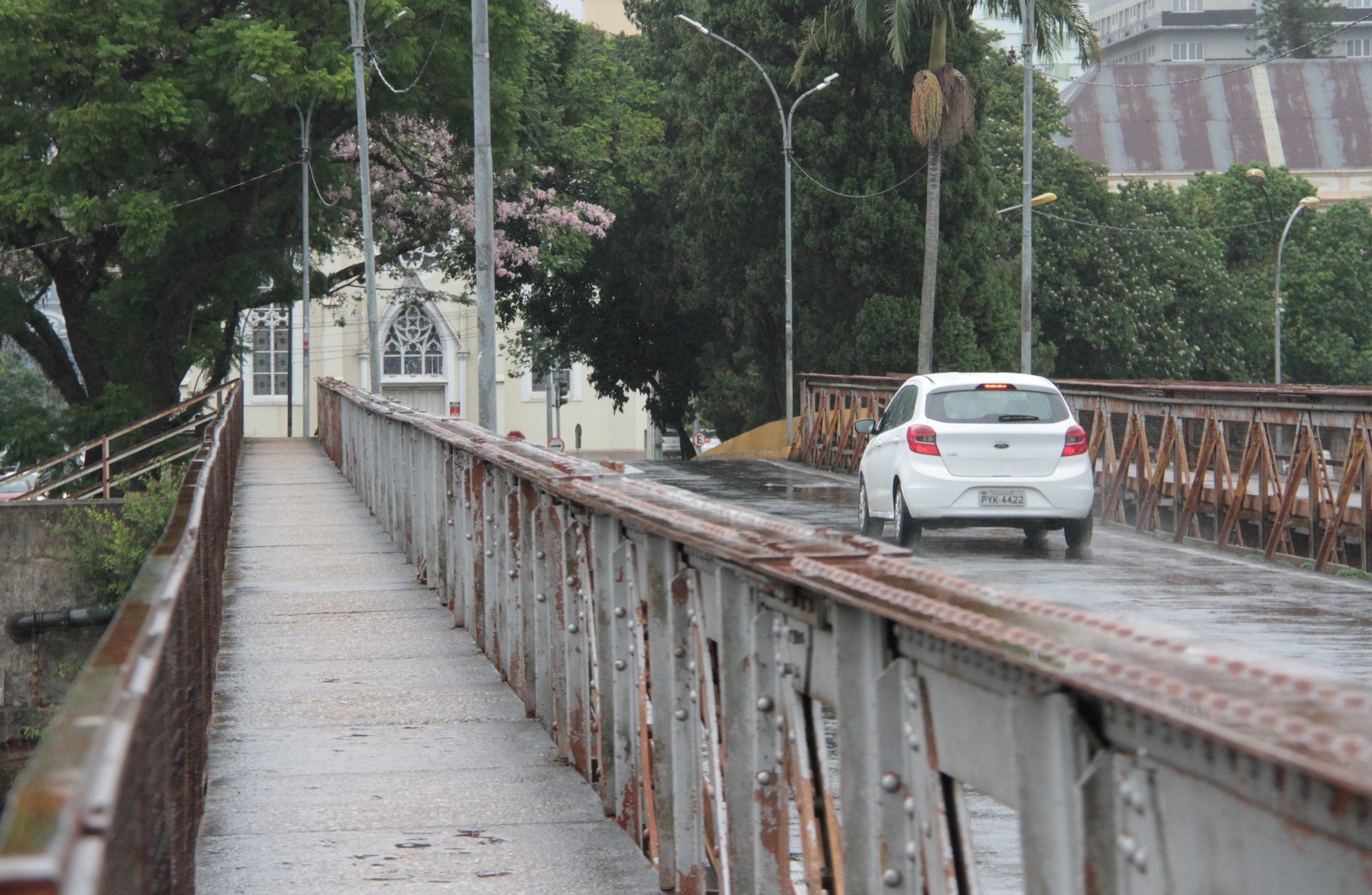 Trânsito sobre a Ponte 25 de Julho é liberado para veículos leves