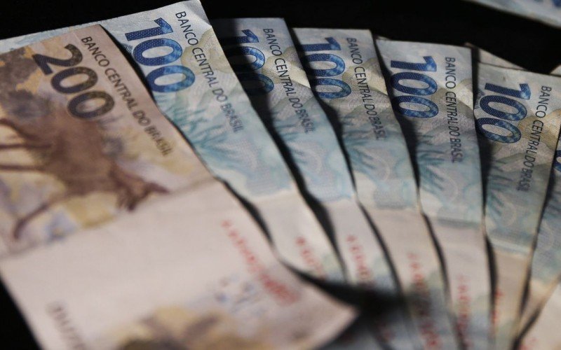 Novo lote do abono salarial de R$ 1.302 será pago em abril aos trabalhadores