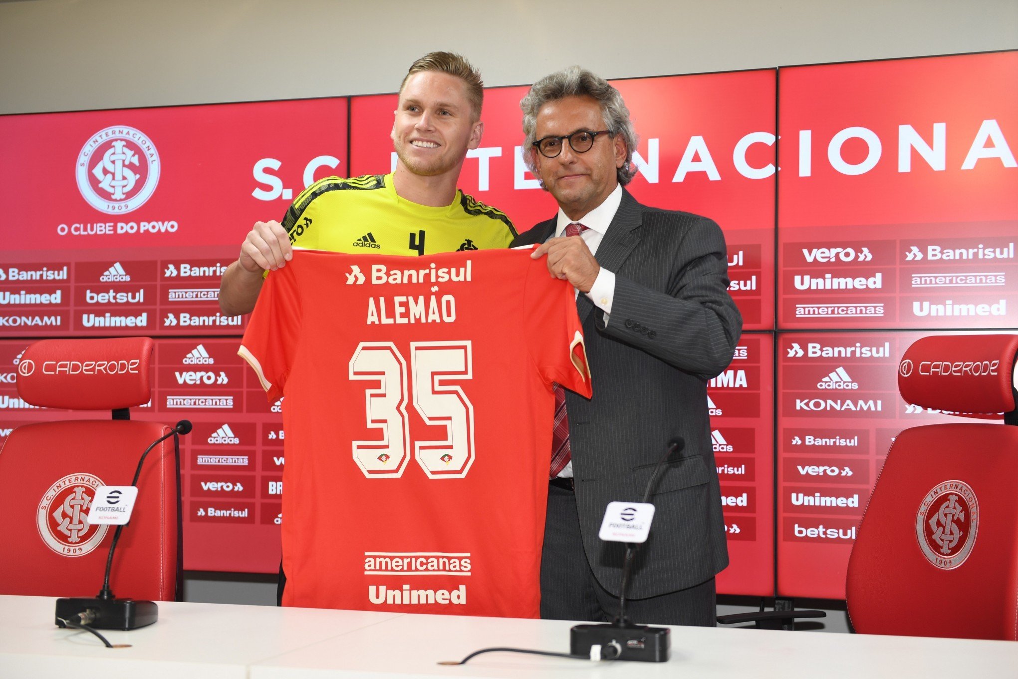 Wesley Moraes é apresentado como novo camisa 9 do Internacional e