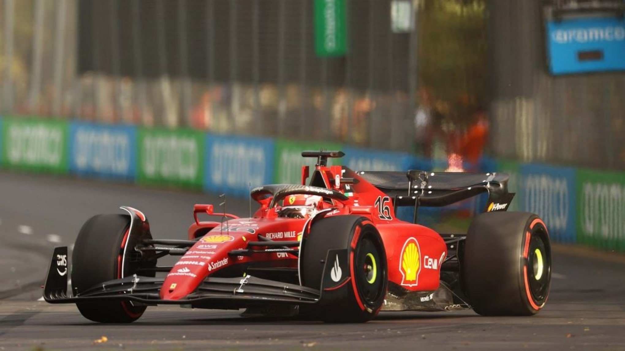 Charles Leclerc vence primeira sessão de treinos livres em