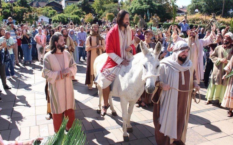 Procissão de Ramos conta com artistas que enceram chegada de Jesus em Jerusalém