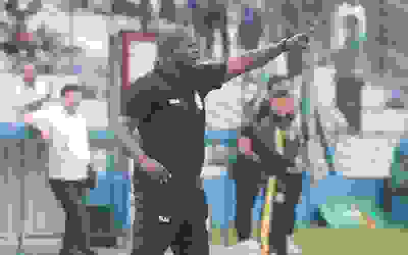 Treinador do Aimoré, Edinho Rosa, durante jogo de estreia na Série D