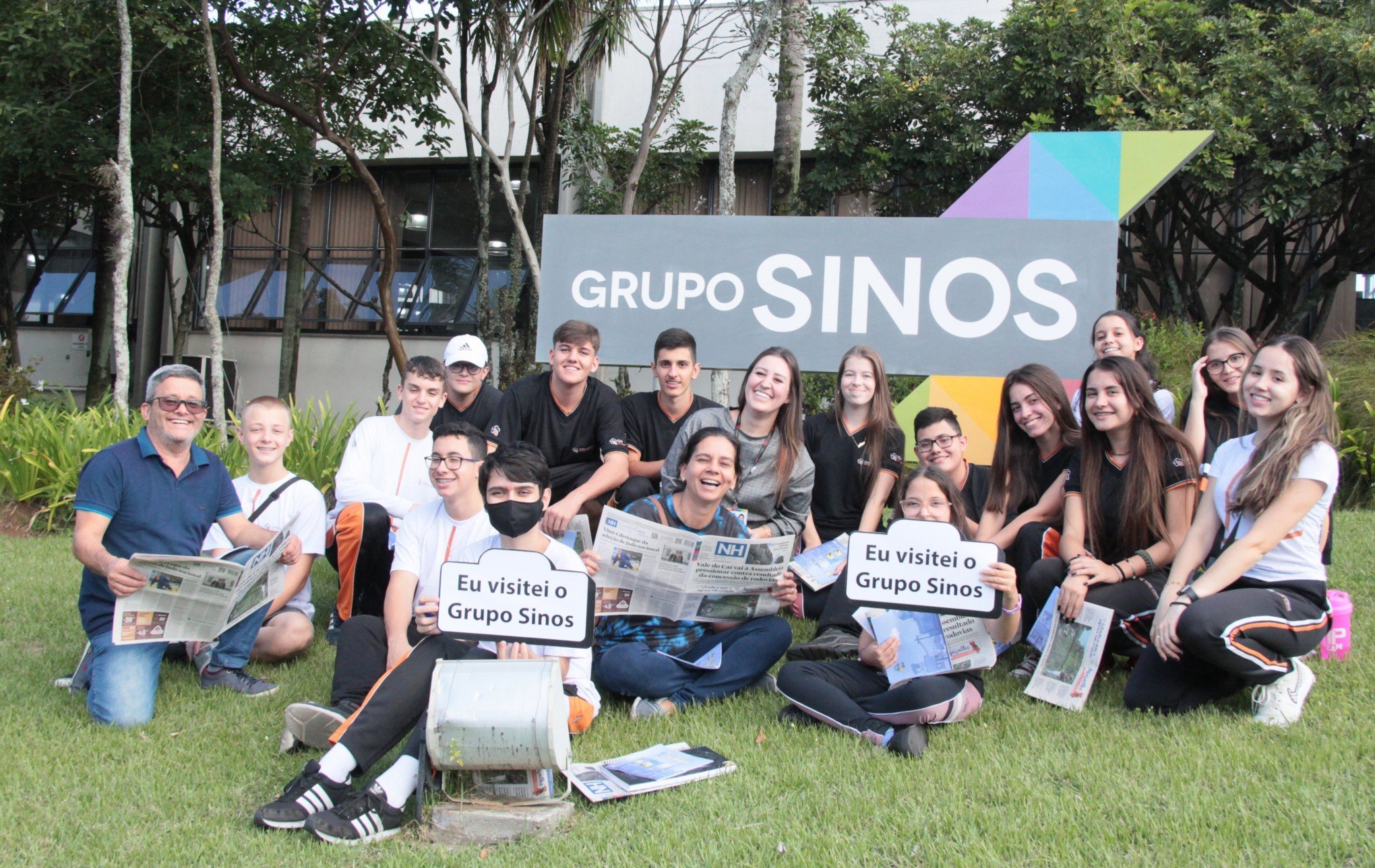 Estudantes conhecem a sede do Grupo Sinos