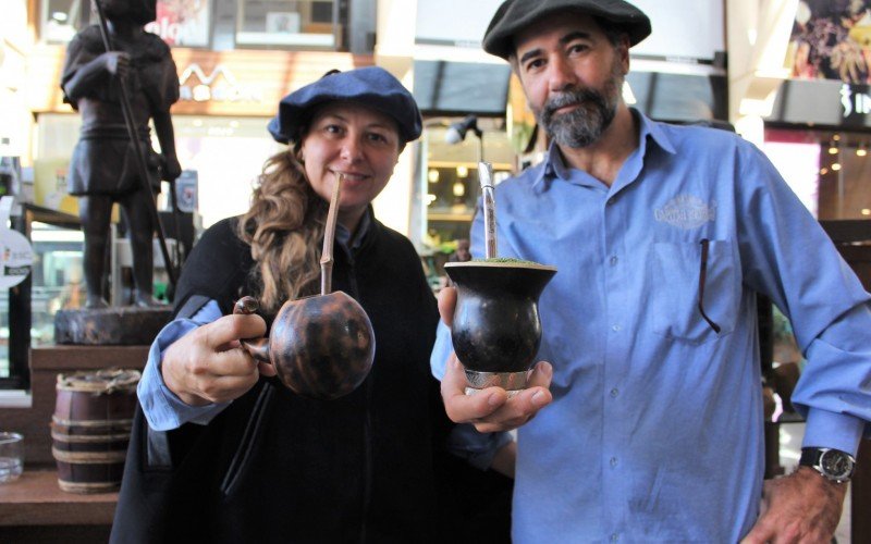 Pesquisadores dos costumes gaúchos Fernanda Valente de Souza e Rodrigo Lobato Schlee