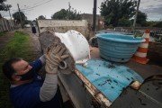Mutirão contra dengue recolhe possíveis criadouros do mosquito no bairro Santo André