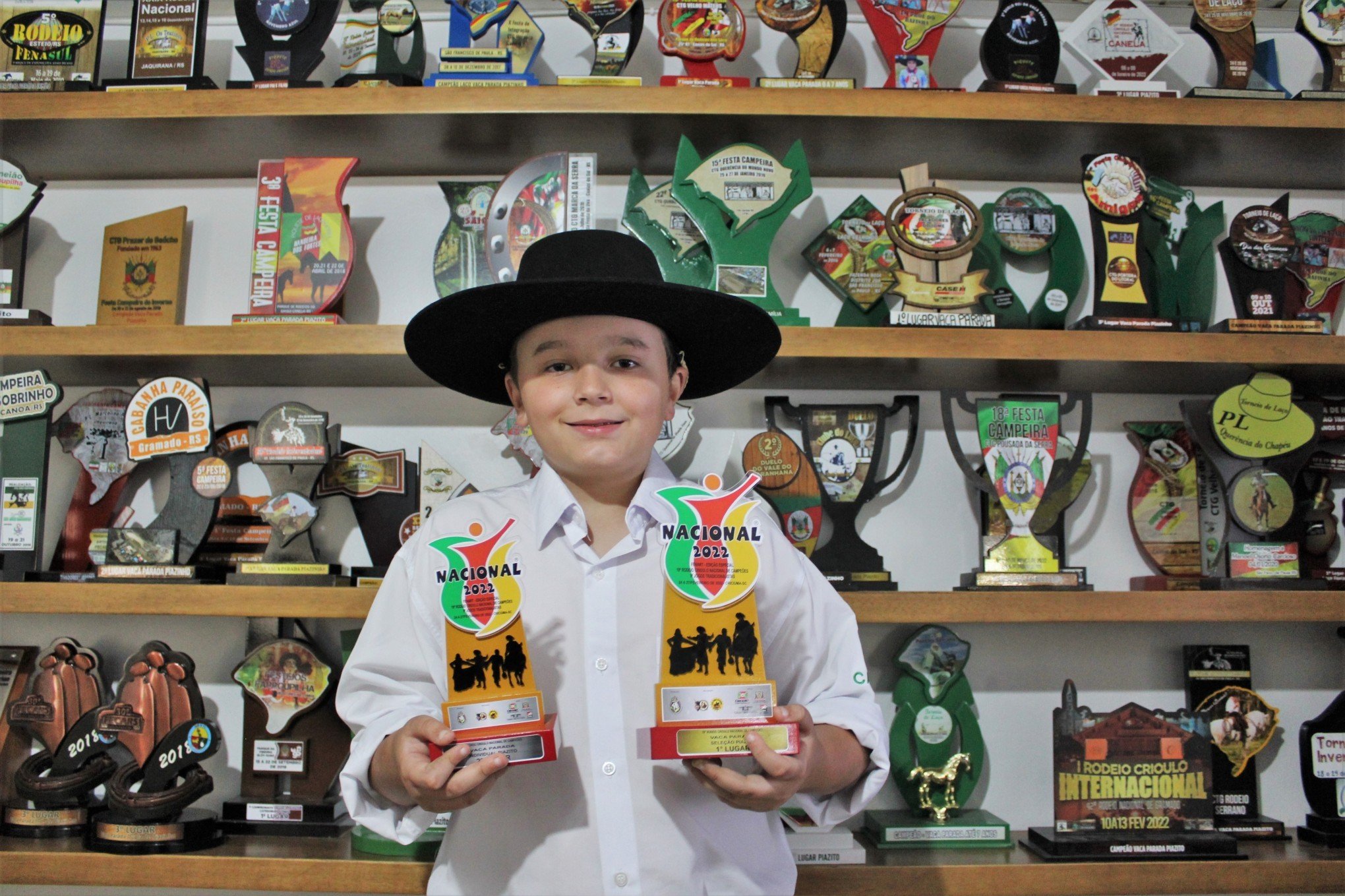 Com apenas 9 anos, Cadu já coleciona 119 troféus de laço