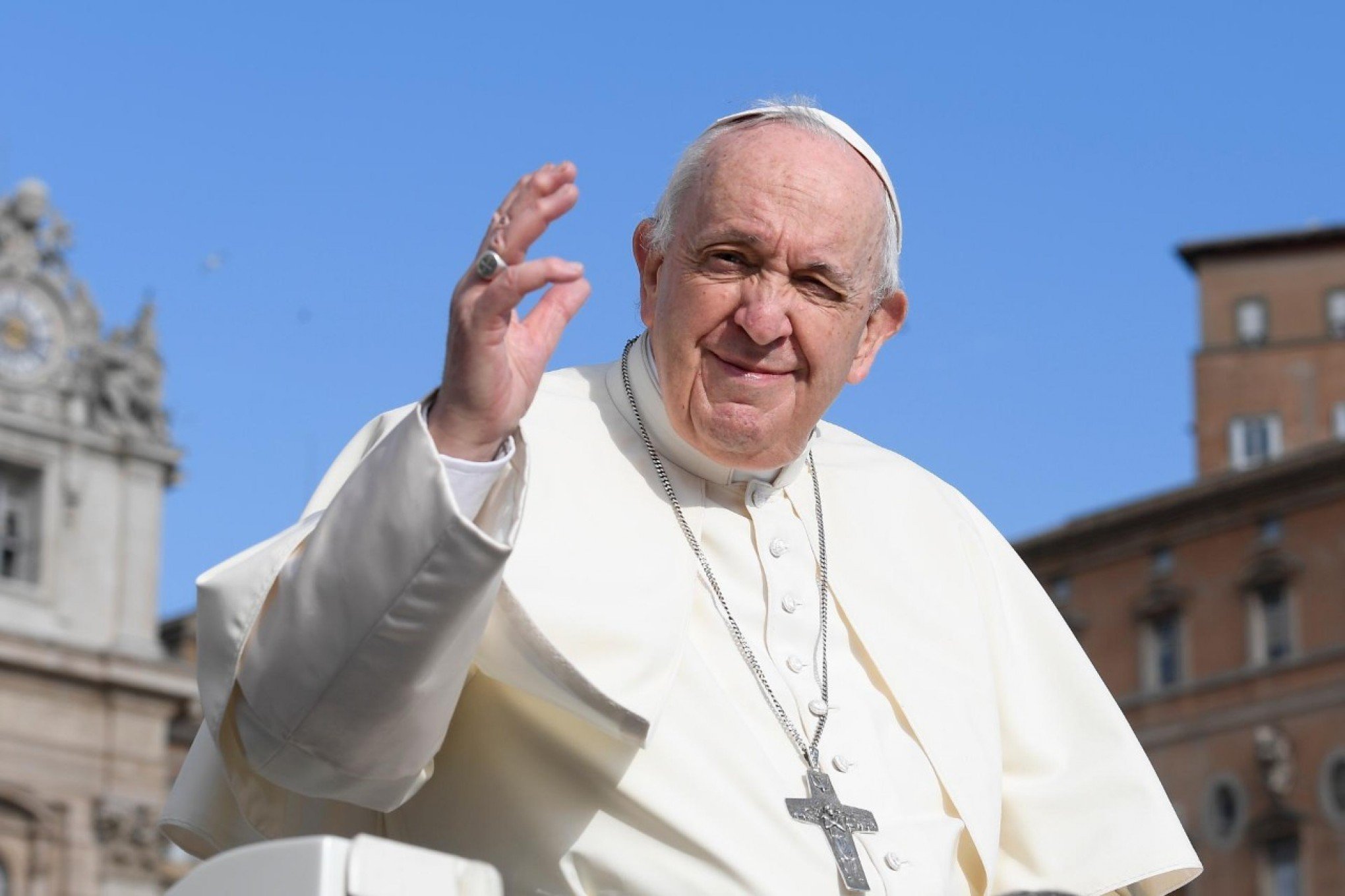 Papa Francisco é internado para passar por cirurgia de emergência