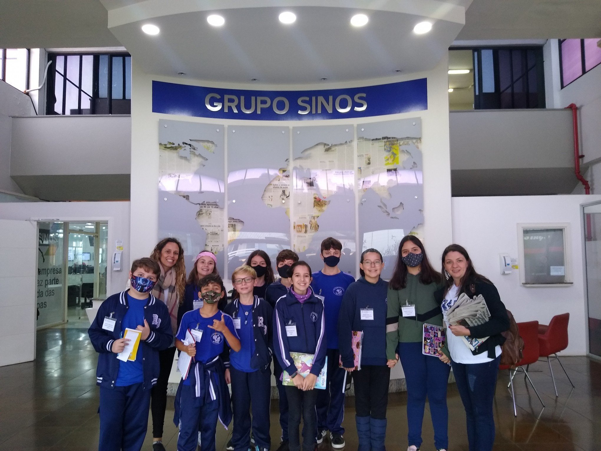 Alunos da Emef Rui Barbosa de Campo Bom visitam sede do Grupo Sinos