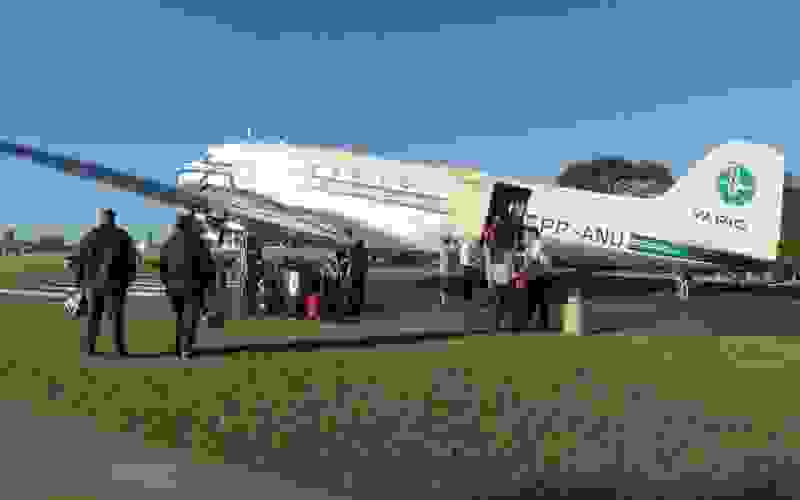 Foto de maio de 2019 mostra fila para visitação à parte interna do DC-3 exposto em Porto Alegre