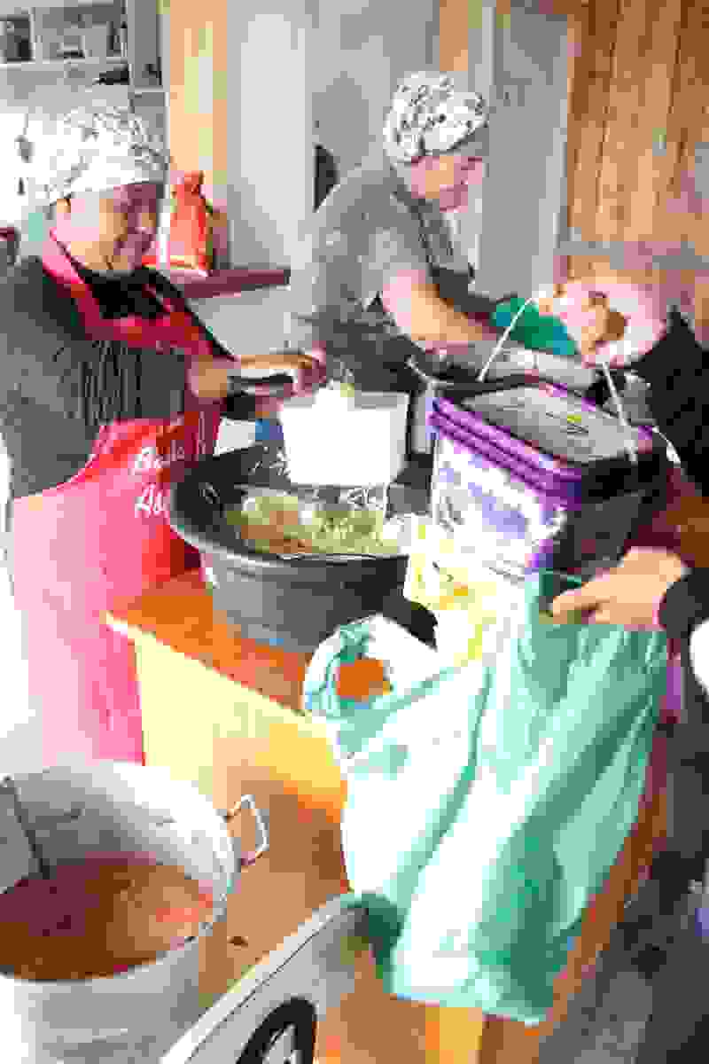 Voluntárias ajudam a fazer e servir os almoços, de segunda a sexta-feira 