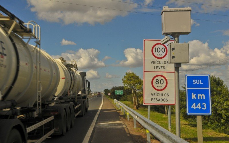 TRÂNSITO: Vinte controladores de velocidade começam a funcionar nesta segunda-feira em rodovias no RS; confira os locais