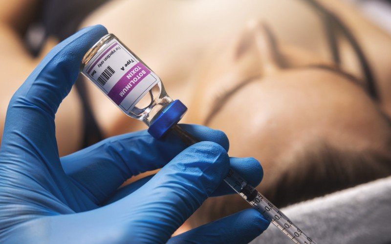  Toxina botulínica não está relacionada apenas com a aplicação estética e pode auxiliar em contrações musculares | abc+