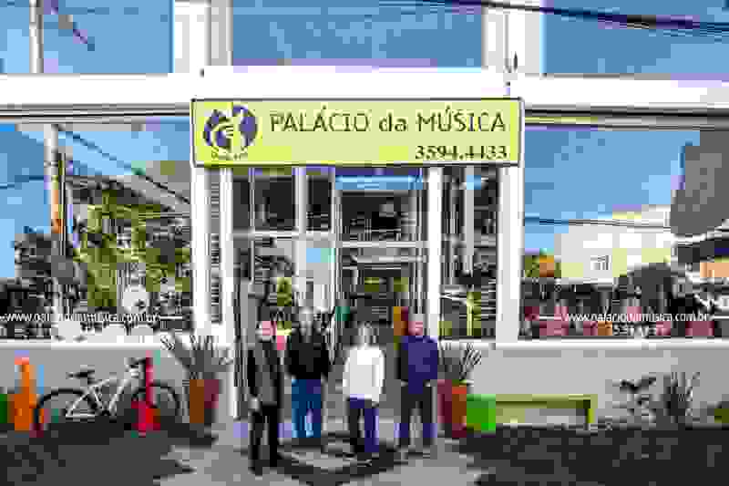 Em frente à loja, os irmãos Ariete, Albano, Ariane e Adonis, que, juntos, administram o Palácio da Música 