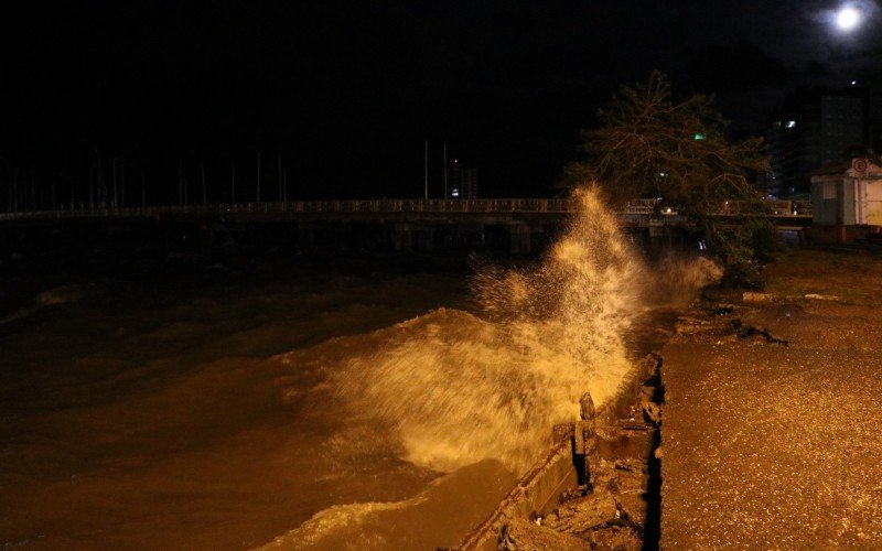 Ãgua agitada na lagoa de TramandaÃ­ prÃ³ximo Ã  ponte com ImbÃ©
