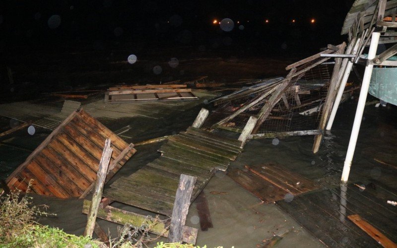 Trapiche destruÃ­do prÃ³ximo Ã  lagoa, em TramandaÃ­