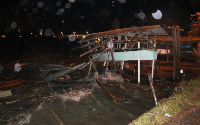 Trapiche destruÃ­do prÃ³ximo Ã  lagoa, em TramandaÃ­