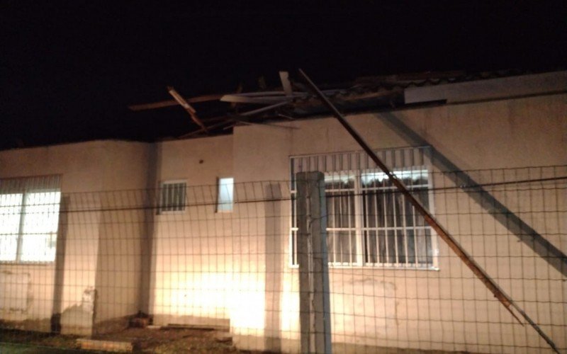 Parte do telhado do Hospital Tramandaí foi arrancada com a força das rajadas na noite desta terça-feira | abc+