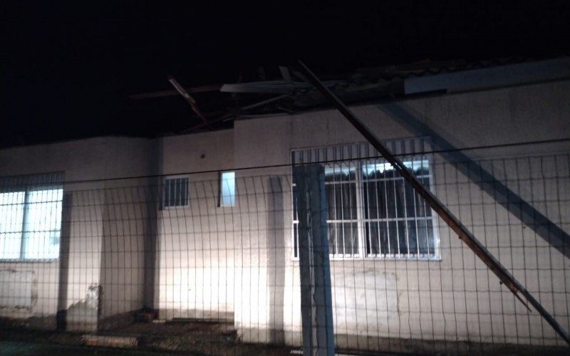 Parte do telhado do Hospital TramandaÃ­ foi arrancada com a forÃ§a das rajadas na noite desta terÃ§a-feira
