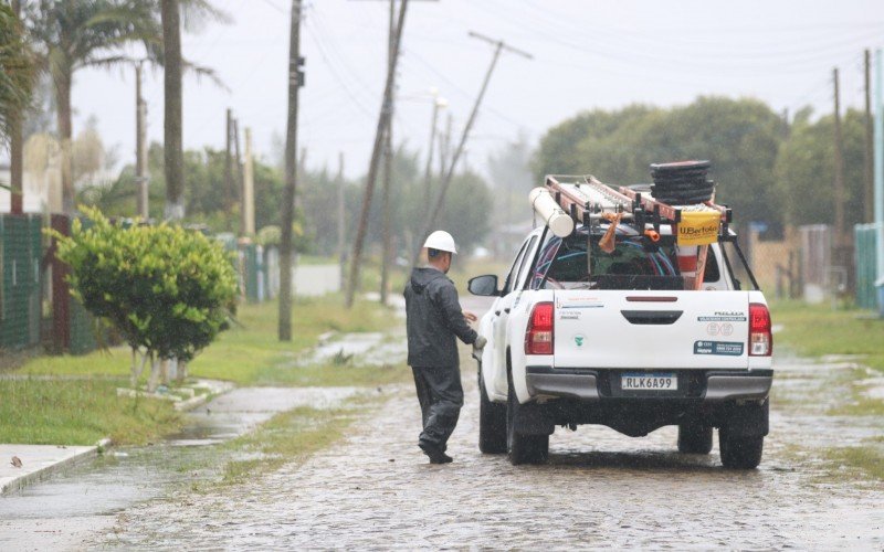 Equipe da CEEE Equatorial trabalha em reparos na rede de energia elÃ©trica em ImbÃ© apÃ³s passagem do ciclone Yakecan