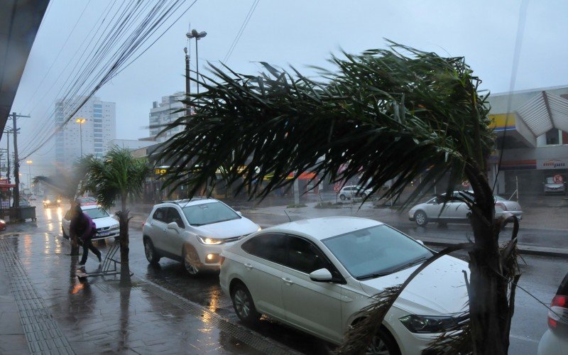Aviso de vendaval do Inmet prevê vento forte em grande parte do RS | abc+