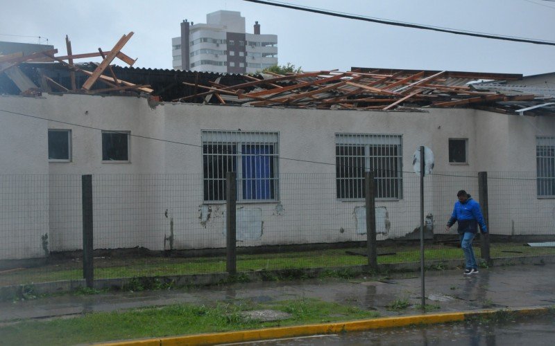 Destelhamento parcial do prÃ©dio do Hospital TramandaÃ­