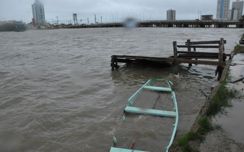 CaÃ­que afundou por conta da marÃ© na lagoa de TramandaÃ­