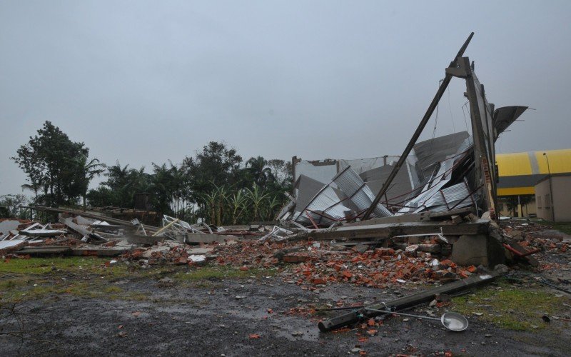 Ciclone Yakecan derruba ginÃ¡sio e destelha casas em TrÃªs Cachoeiras, no litoral norte do Rio Grande do Sul