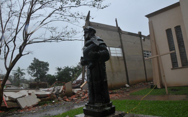 Ciclone Yakecan derruba ginÃ¡sio e destelha casas em TrÃªs Cachoeiras, no litoral norte do Rio Grande do Sul