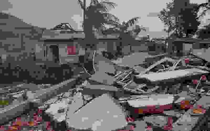 Vendaval provocado pelo ciclone Yakecan derrubou ginásio e destelhou casas em Três Cachoeiras, no litoral norte do Rio Grande do Sul