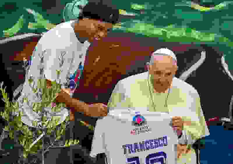 Ronaldinho Gaúcho com o Papa Francisco