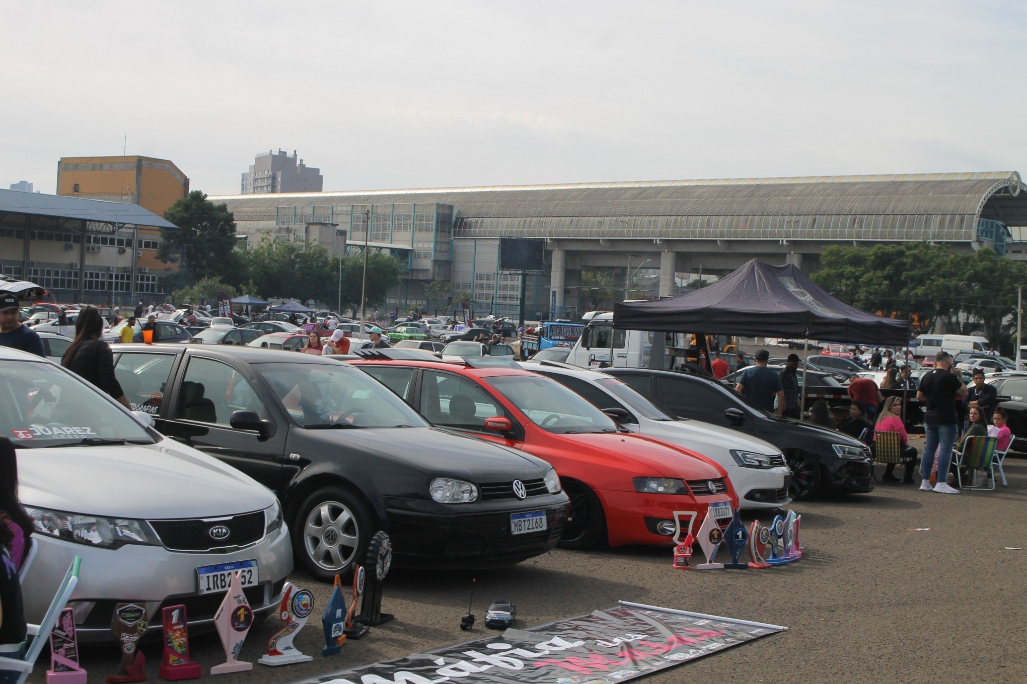 Veja fotos dos carros rebaixados em exposição no encontro Baixos
