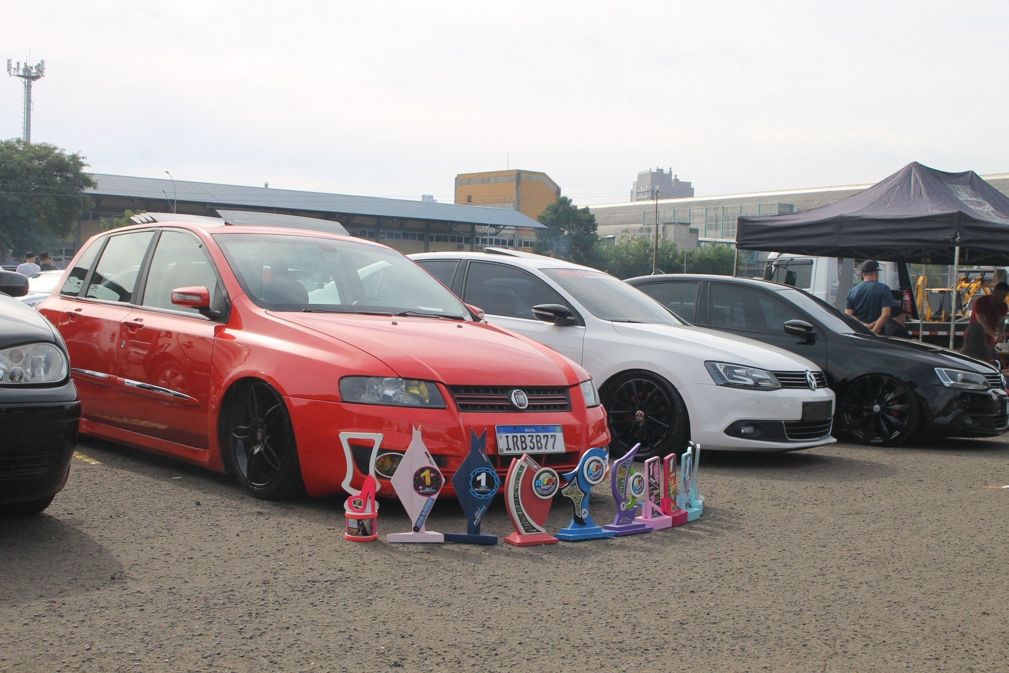 Veja fotos dos carros rebaixados em exposição no encontro Baixos