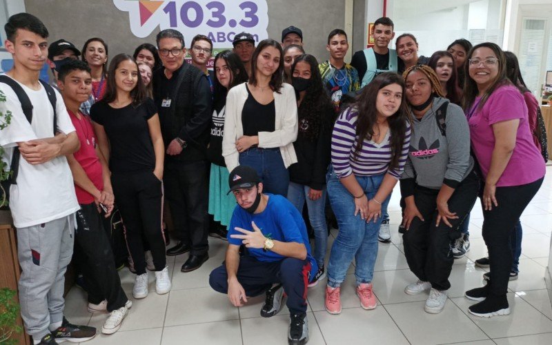 Grupo da Asbem em visita ao Grupo Sinos, junto com o comunicador Cláudio Britto | Jornal NH