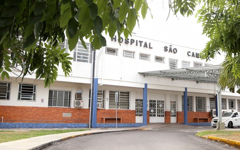 No São Camilo, hoje há 31 pacientes internados na ala amarela, 11 em camas, 14 em macas e seis em poltronas. Na vermelha são quatro leitos ocupados