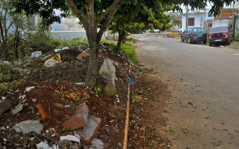 Lixo acumulado em calçadas se tornou comum em alguns bairros