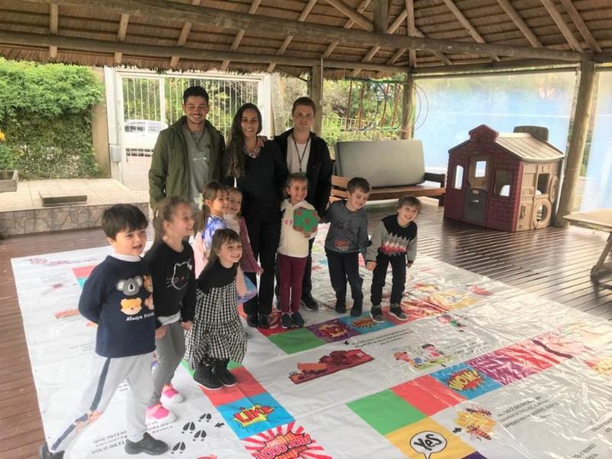 Crianças com experiência com jogos de tabuleiro em casa entram na