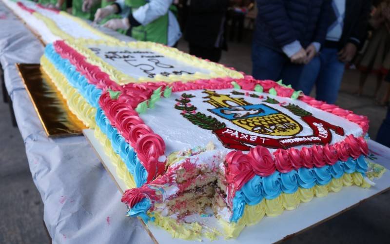 It took about 200 liters of each filling to make a 58-meter cake.