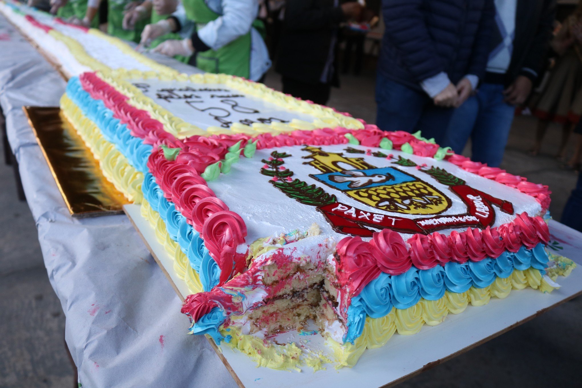 Bolo gigante e muitas atrações na festa de aniversário – Jornal