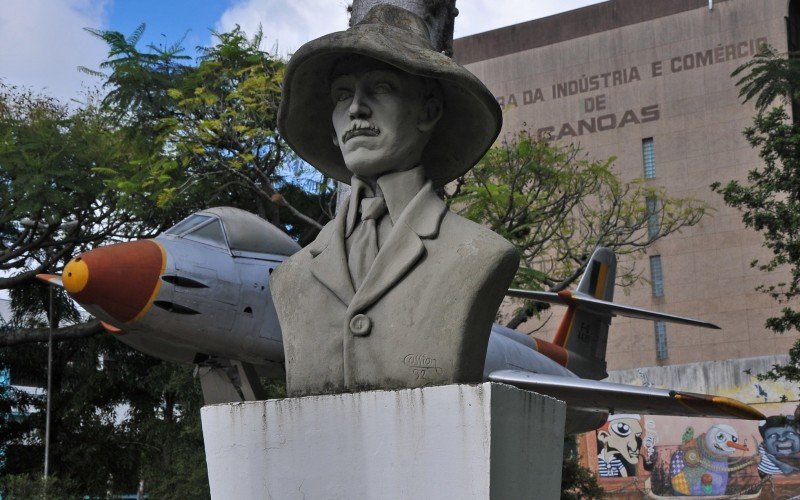 Praça do Avião é um dos principais símbolos canoenses