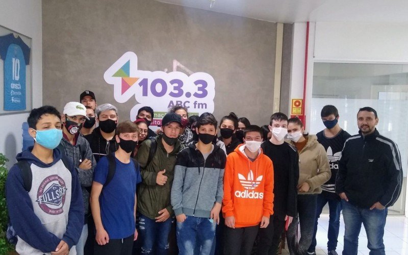 Estudantes conheceram o estúdio da Rádio ABC 103.3 FM | Jornal NH