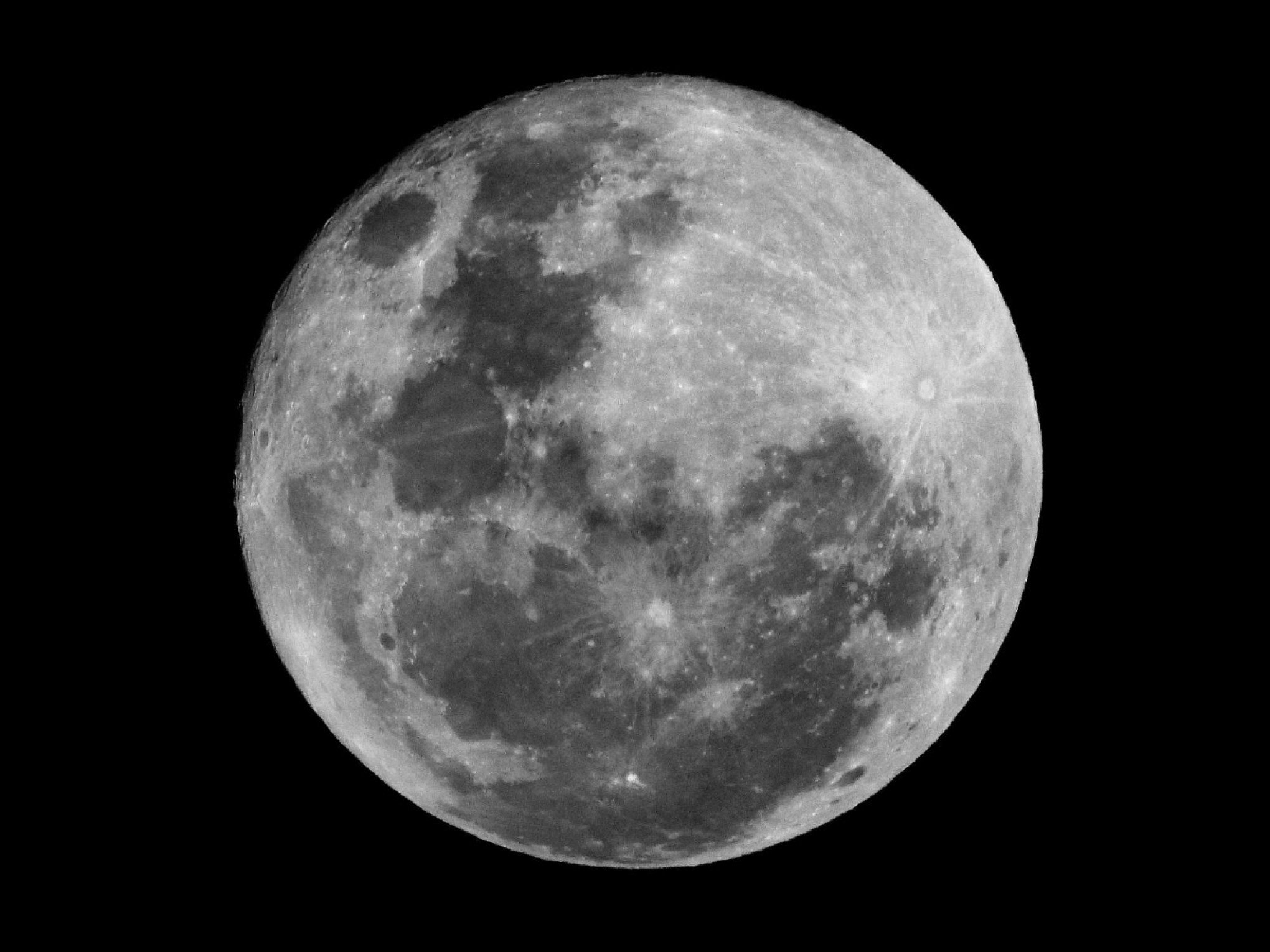 LUA DE MORANGO: Coloração avermelhada ou com o aspecto da fruta? Não! Entenda fenômeno que ocorre nesta quarta-feira (11)