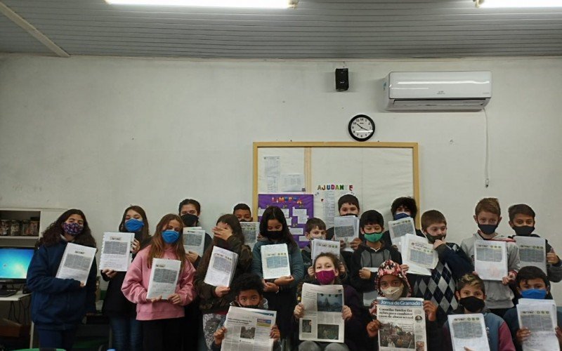 Turmas do 5Âº Ano da EMEF Senador Salgado Filho, de Gramado, fazem atividades atravÃ©s de reportagens do Jornal de Gramado