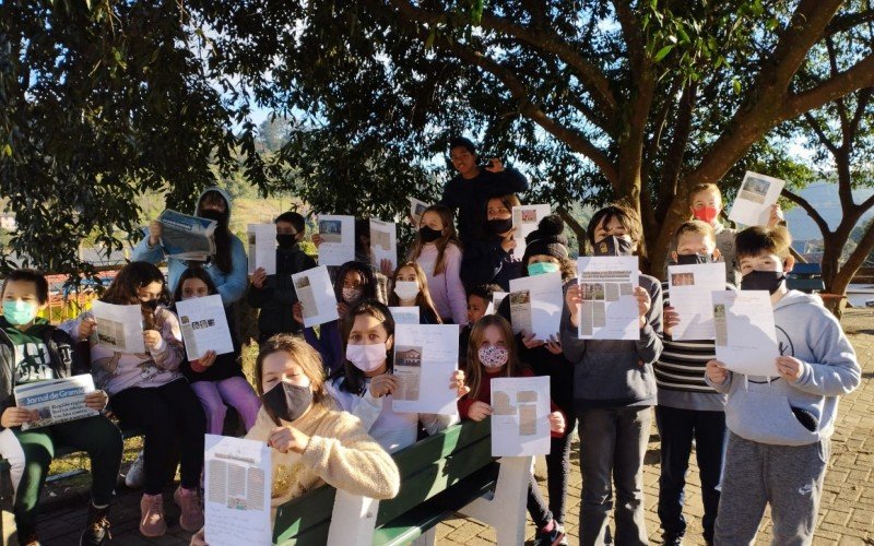 Turmas do 5Âº Ano da EMEF Senador Salgado Filho, de Gramado, fazem atividades atravÃ©s de reportagens do Jornal de Gramado